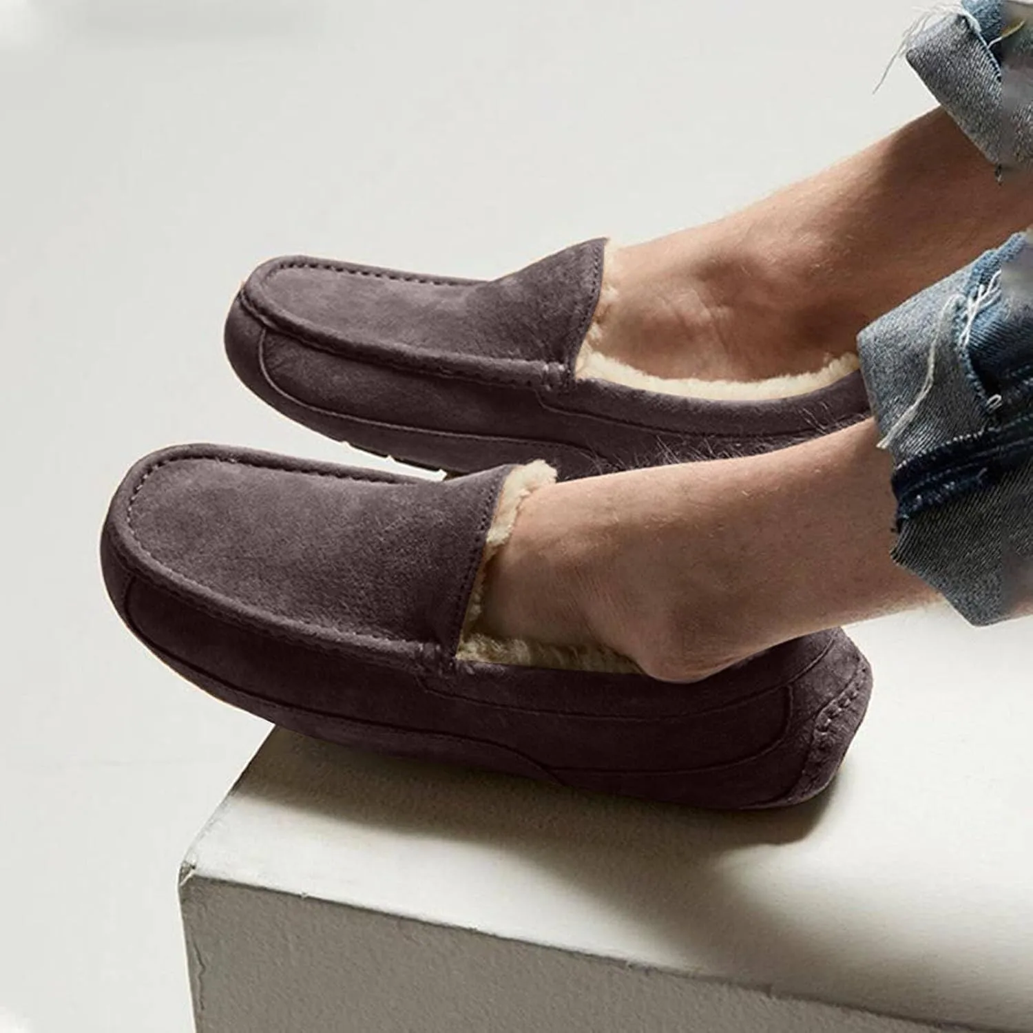 Mens Moccasin Slippers House Slippers for Men Slip-On Mens Loafers Breathable Suede Cozy Fur Lined Loafers for Men for Indoor & Outdoor