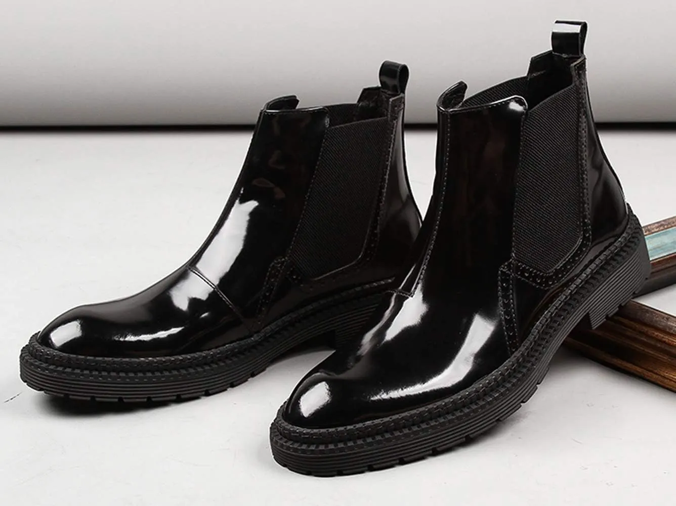 Santimon Mens Causal Chelsea Boots Patent Leather Elastic Ankle Ankle Dress Boots for Men Black Brown