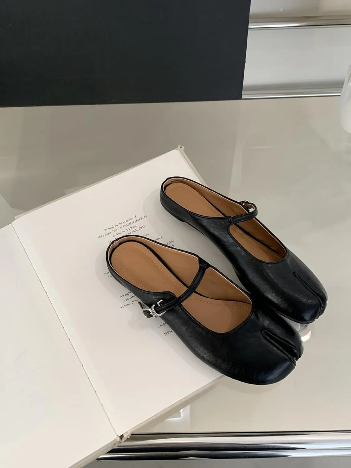 Tabi Shoes Mary Jane Mules Flats for Women Split Toe Wide Width Strips Slip-On Slides Convenient Breathable Comfortable Casual Round Toe Retro Y2K Slippers Spring Summer Fall Back to School